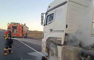 Bingöl’de seyir halindeki tırda yangın paniği:...