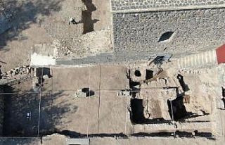 Bir asırdır toprak altında olan Diyarbakır surlarının...