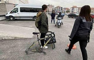 Bisikletin kilidini açamayınca tekerini söküp...