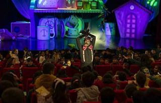 ‘Bisküvi Adam’ sahneye çıktı, minik seyirciler...