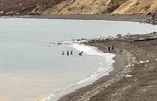 Bitlis’te bir yanda kar esareti, bir yanda su keyfi