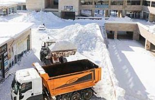 Bitlis’te biriken karlar kamyonlarla taşınıyor