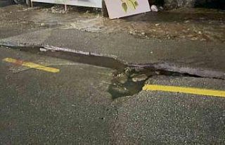 Bodrum’da ana su hattı patladı, yol çöktü