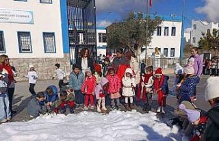 Bodrum’da öğrencilere yapay kar sürprizi