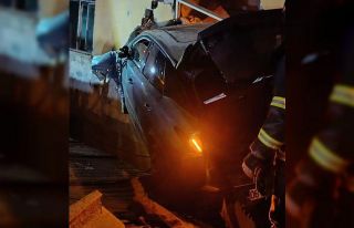Bolu’da bina duvarına çarpan otomobilin sürücüsü...