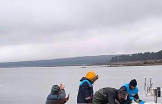 Bolu’da gölün ortasında 500 metrelik kaçak ağ...