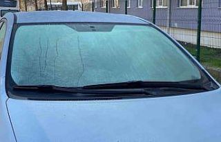 Bolu’da soğuktan araçların camları buz tuttu