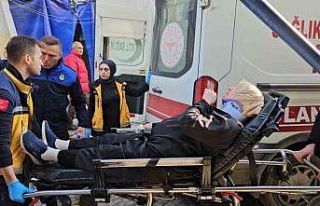 Bozuk zeminde ayağı takılan kadın yere düşerek...