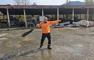 Bu temizlik görevlisi müzik sesine dayanamıyor