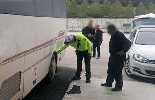 Burdur’da polis ekiplerinden kış lastiği denetimi