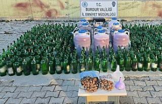 Burdur’da yüzlerce litre kaçak alkol ele geçirildi