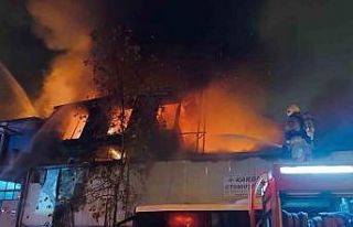 Bursa’da iş yeri yangını: Alevler çevredeki...