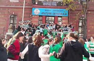 Bursa’da öğrenciler Bursaspor kıyafetleriyle...