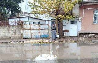 Caddede biriken sular evleri bastı