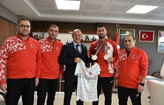 Çakmur’dan olimpiyat fatihine kutlama