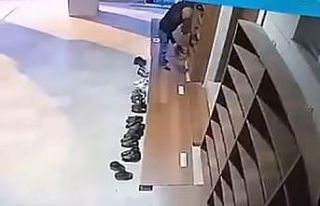 Camide ayakkabı hırsızlığı