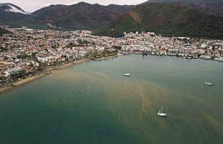 Çamur rengine bürünen deniz havadan görüntülendi