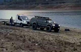 Çamura saplanan oto kurtarıcıyı pikap kurtardı