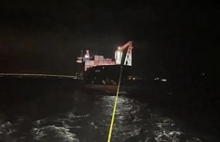 Çanakkale Boğazı’ndan geçen konteyner gemisi...