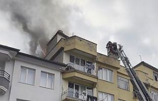 Çatı katındaki kömürlükte yangın paniği
