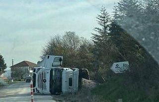Çaycuma’da kontrolden çıkan tır devrildi