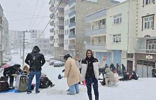 Çermik’te karın yağışına en çok çocuklar...