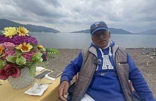 Çiçekli masa Marmaris’in simgesi haline geldi