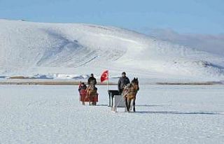 Çıldır Gölü’nde kış masalı: Atlı kızaklar...