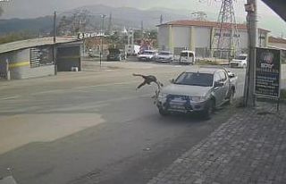 Ciple çarpışan motosikletin sürücüsü metrelerce...