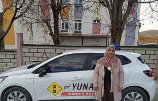 Çocukluk hayali olan ehliyete 60 yaşında kavuştu