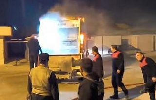 Çöp toplama sırasında yanan kamyonunu itfaiyeye...