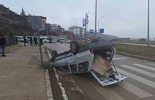 Çorum’da hafif ticari araç ile otomobil çapıştı:...