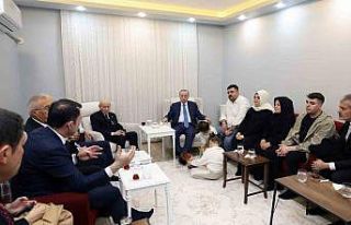 Cumhurbaşkanı Erdoğan, depremzede aileyi yeni yuvasında...