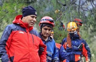 Dağın zirvesinde mahsur kalıp çığlığını...