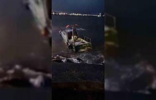 Dalgalarla savrulan balıkçı teknesinin kurtarılma...