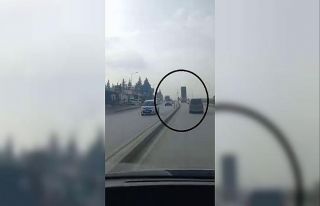Damperi açık hafriyat kamyonu trafik ışıklarına...