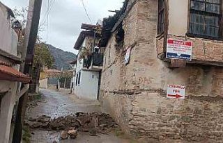 Denizli’de metruk kerpiç binanın duvarı çöktü