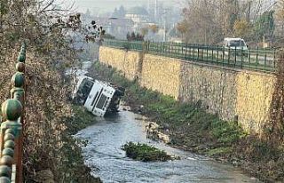 Dere yatağına devrilen beton mikserinin sürücüsü...