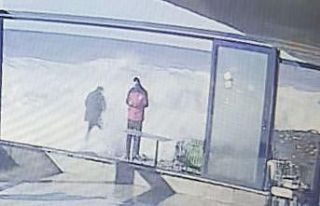 Dev dalgaları görüntülemek isterken az kalsın...