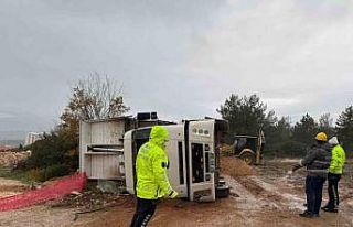 Devrilen kamyonda sıkışan sürücüsü yaralandı