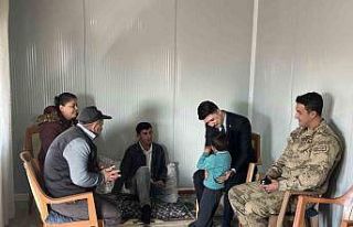 Digor Kaymakamı Kahraman köylerde vatandaşlarla...