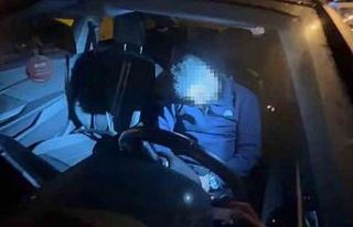 Direksiyon başında sızıp kaza yapan sürücü,...