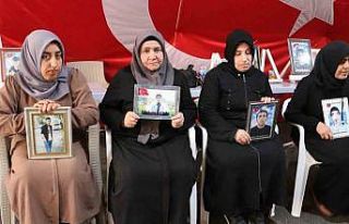 Diyarbakır anneleri gelecek güzel haberler için...