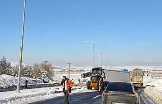 Diyarbakır’da buzlanma nedeniyle tır yoldan çıktı