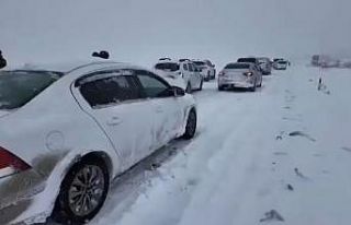 Diyarbakır’da iki gündür devam eden kar trafiği...