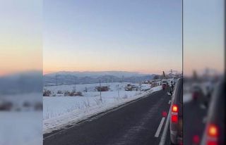 Diyarbakır’da tır devrildi, yol ulaşıma kapandı
