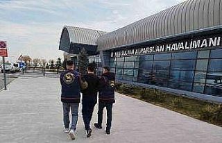 Dolandırıcılık hükümlüsü havalimanında yakalandı