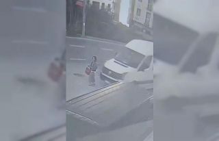 Dolmuş bekleyen kadın minibüsün altında böyle...