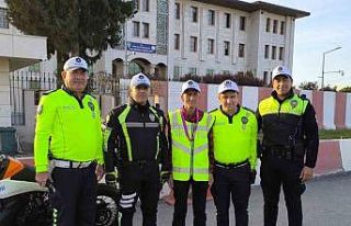 Dörtyol’un sevilen ismi Ömür, polis yeleği giyerek...
