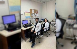 Ebe anne doktor oğluyla birlikte şifa dağıtıyor